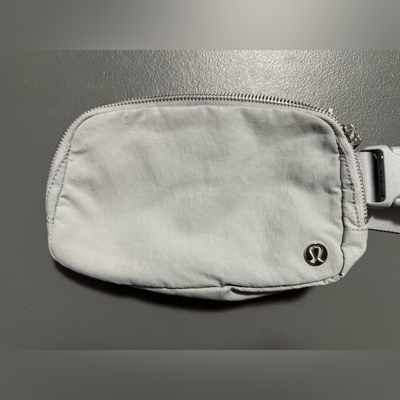 Lululemon Everyday Belt Bag 1L - Silver Drop - Picture 1 of 3